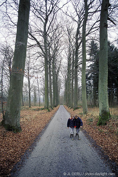 enfants dans les bois - children in a forest